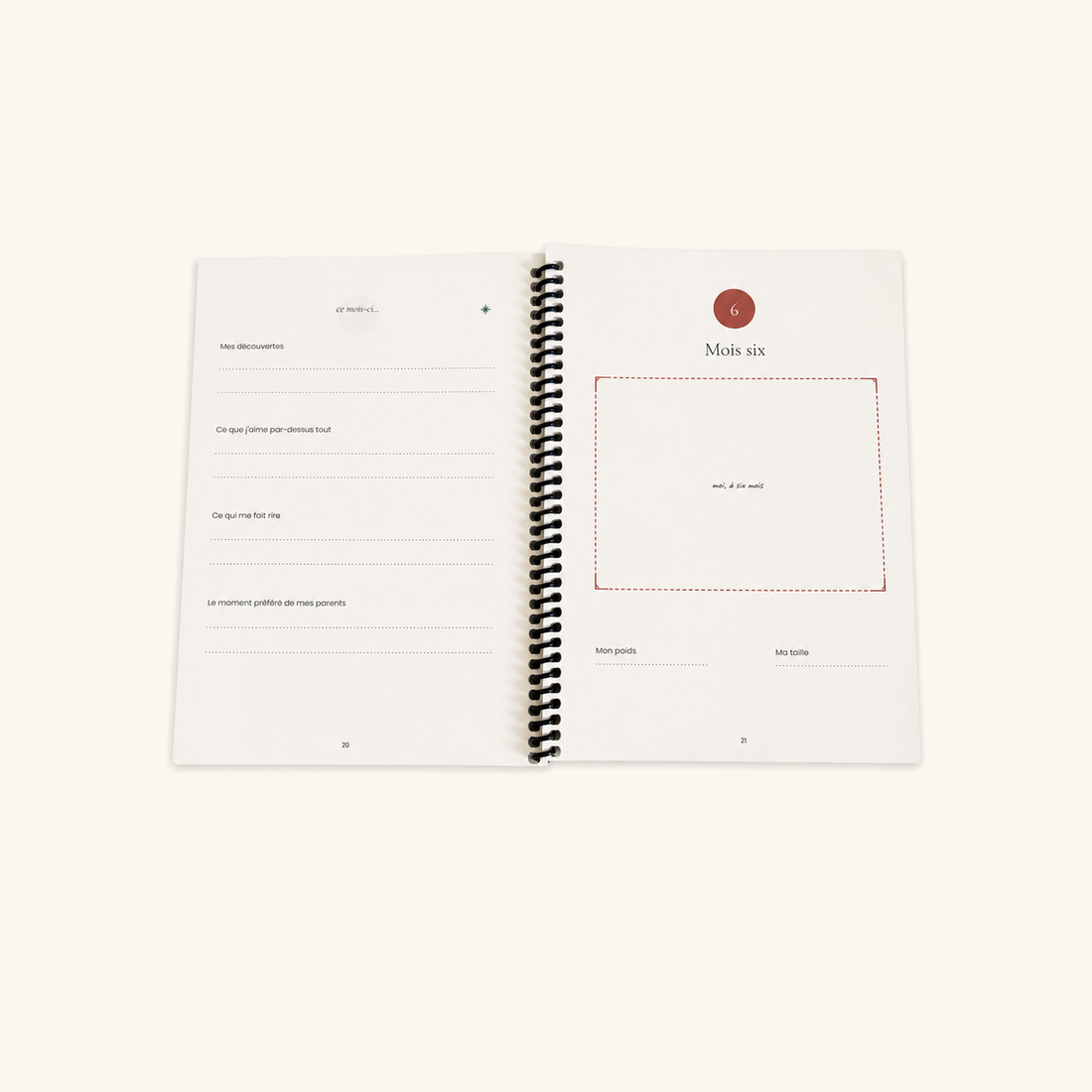 Double page mensuelle du carnet de naissance, rubriques mes découvertes, ce qui me fait rire, poids et taille de bébé à remplir
