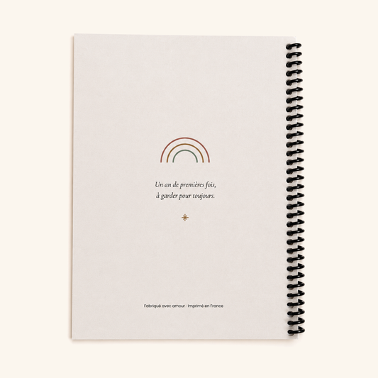 Dos du carnet de naissance Petites Lunes : un an de premières fois, à garder pour toujours