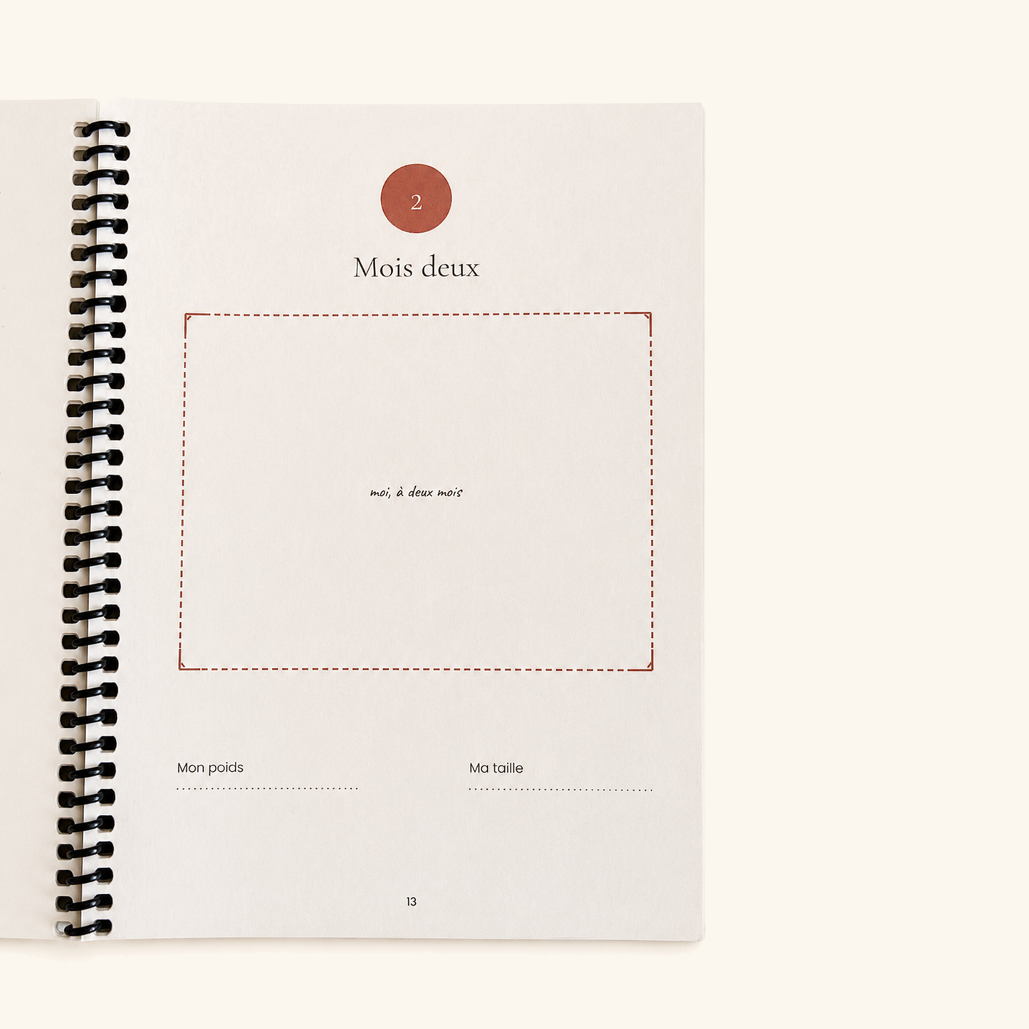 Page Mois deux du carnet de naissance, emplacement photo, poids et taille de bébé à remplir