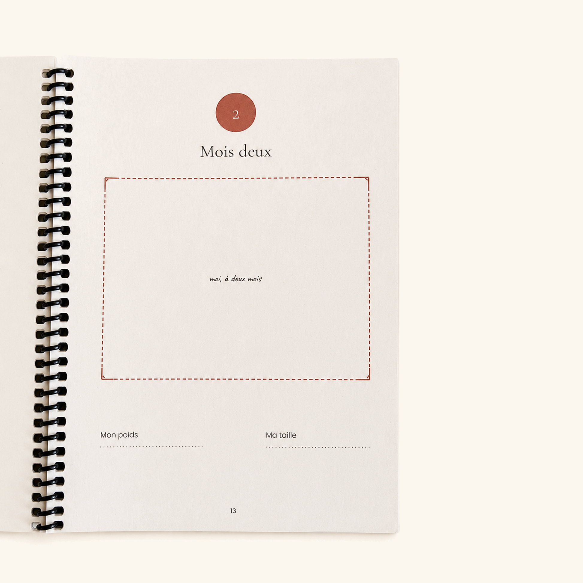 Page Mois deux du carnet de naissance, emplacement photo, poids et taille de bébé à remplir